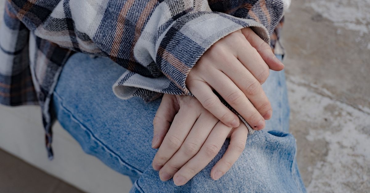 Mani sempre fredde? Le cause più comuni e cosa puoi fare per riscaldarle