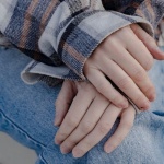 Mani sempre fredde? Le cause più comuni e cosa puoi fare per riscaldarle