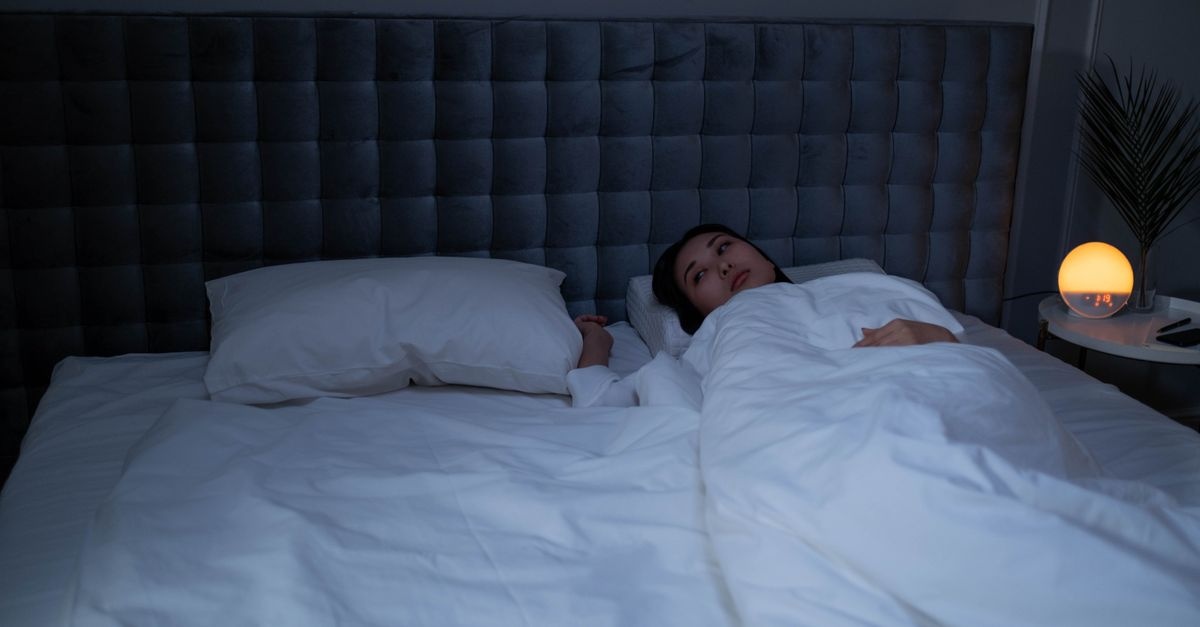 Perché non dormi nei giorni prima delle mestruazioni? Cause, rimedi e consigli per ritrovare il sonno