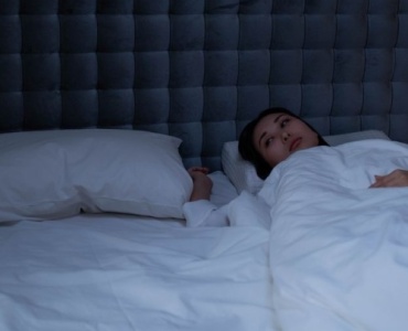 Perché non dormi nei giorni prima delle mestruazioni? Cause, rimedi e consigli per ritrovare il sonno