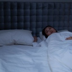 Perché non dormi nei giorni prima delle mestruazioni? Cause, rimedi e consigli per ritrovare il sonno