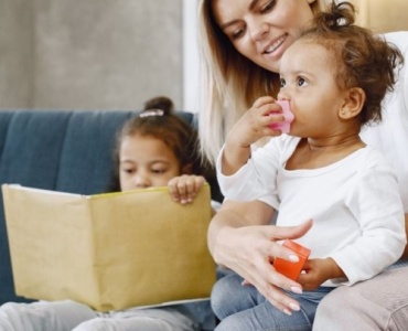 Come scegliere la babysitter perfetta: guida pratica per genitori