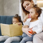 Come scegliere la babysitter perfetta: guida pratica per genitori
