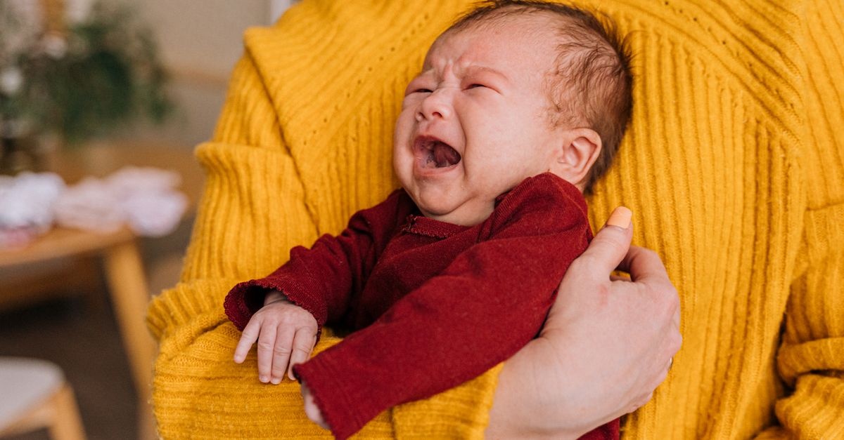 Perché il tuo neonato piange la sera? Cause comuni e rimedi dolci per calmare le crisi serali