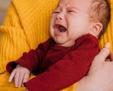 Perché il tuo neonato piange la sera? Cause comuni e rimedi dolci per calmare le crisi serali
