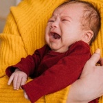 Perché il tuo neonato piange la sera? Cause comuni e rimedi dolci per calmare le crisi serali