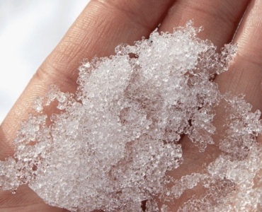 Mani secche e screpolate d’inverno: rimedi rapidi e consigli per proteggerle dal freddo