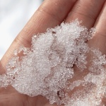 Mani secche e screpolate d’inverno: rimedi rapidi e consigli per proteggerle dal freddo