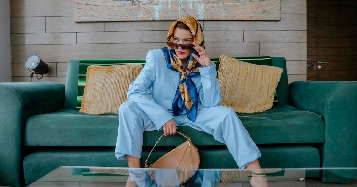 Un foulard sulla borsa: il dettaglio chic che trasforma ogni look
