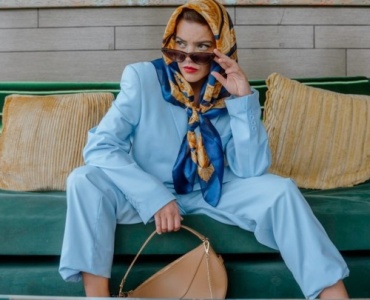 Un foulard sulla borsa: il dettaglio chic che trasforma ogni look