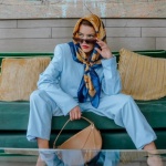 Un foulard sulla borsa: il dettaglio chic che trasforma ogni look