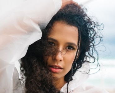 Addio Crespo: Come Domare i Capelli con l’Umidità e Ritrovare una Chioma Morbida