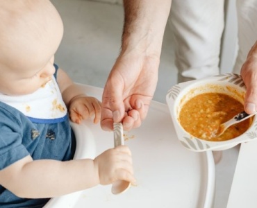 Svezzamento: quando è il momento giusto per iniziare e come farlo con serenità