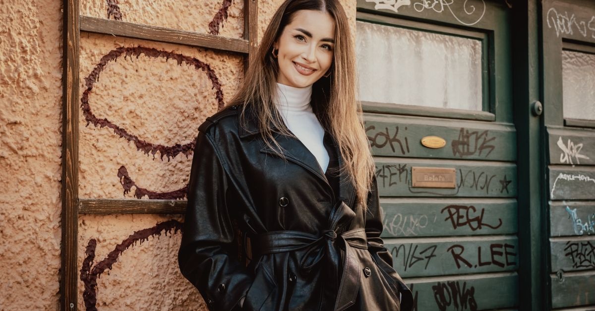 Idee di stile per la mezza stagione: outfit pratici e chic tra sole e pioggia