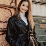 Idee di stile per la mezza stagione: outfit pratici e chic tra sole e pioggia