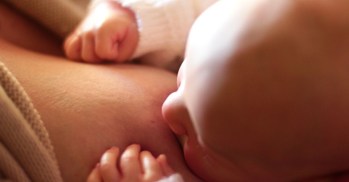 Capezzoli doloranti durante l’allattamento? Cause, rimedi rapidi e trucchi per allattare senza soffrire