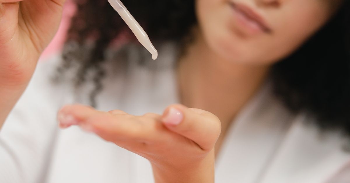 Crema o siero per il viso? Guida pratica per scegliere il trattamento giusto