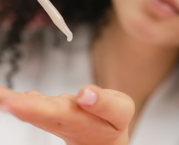 Crema o siero per il viso? Guida pratica per scegliere il trattamento giusto