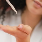 Crema o siero per il viso? Guida pratica per scegliere il trattamento giusto